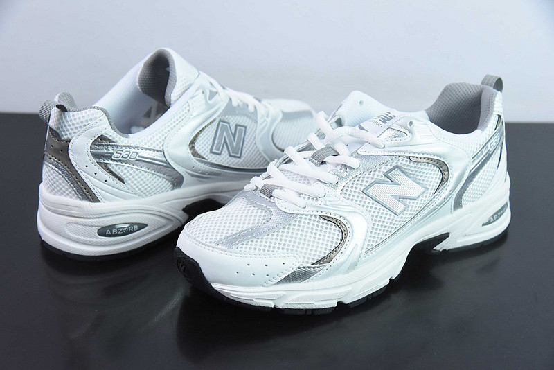 NEW BALANCE SNEAKER