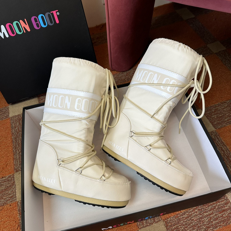 mOON bOOT
