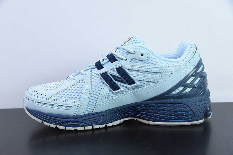 NEW BALANCE SNEAKER