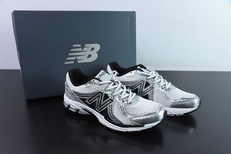 NEW BALANCE SNEAKER